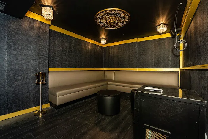 Wonderland Gentlemen's Club 4