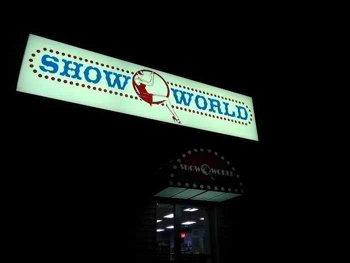 Show World Henrietta 4